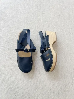 maryjane clogs in navy blue leather